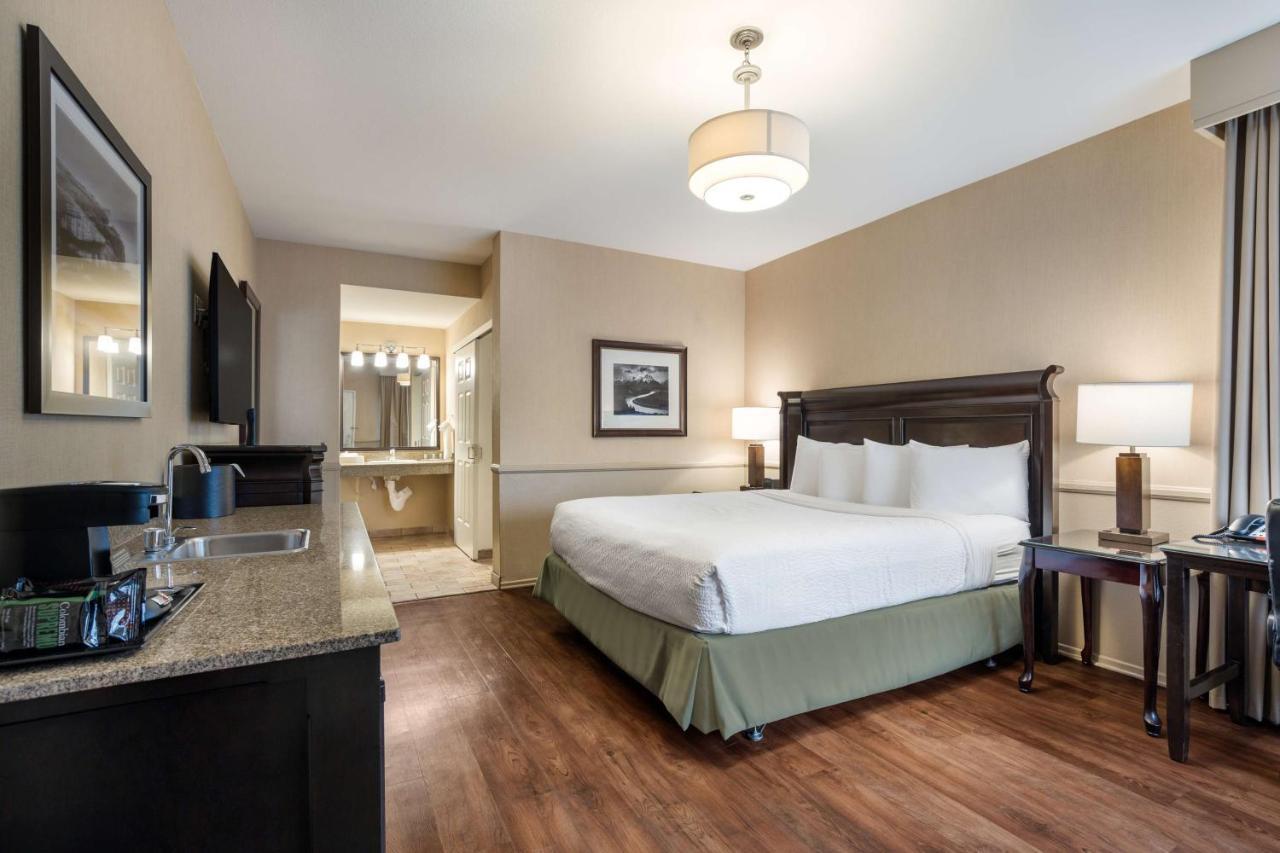 Western & Hotel 3*