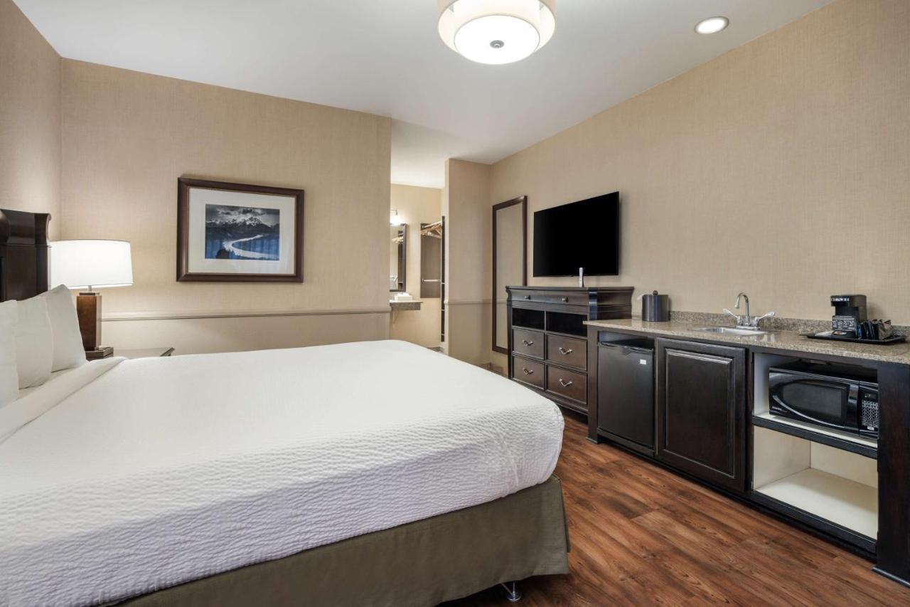 Western & Hotel Corona